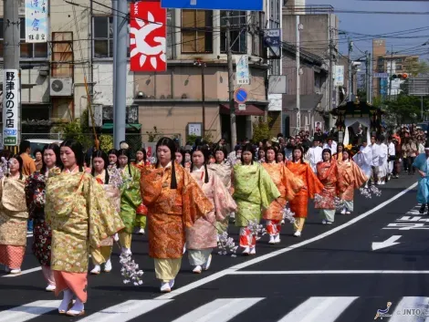 Les femmes en costume d'époque accompagnent la parade des guerriers dans les rues de Matsue
