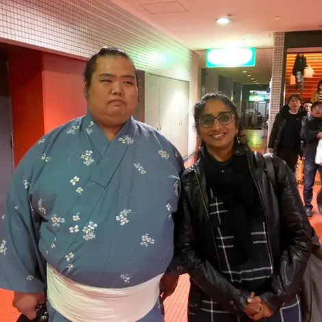 La présentatrice Patricia Loison pose avec un sumo du grand tournoi d'Osaka