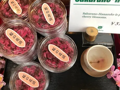 Sakura mochi et produits aux fleurs de cerisiers