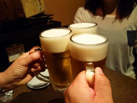 Kanpai ! On trinque à la bière, un classique de l'izakaya