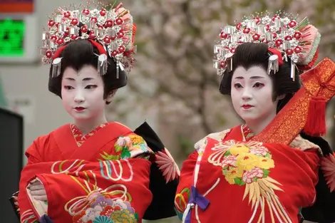 Les Kamuro, servantes de la Oiran, lors de la parade de l'Oiran "Oiran dôchû"