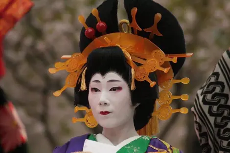 La coiffe des oiran supporte de nombreuses épingles à cheveux en corail et en écailles de tortue