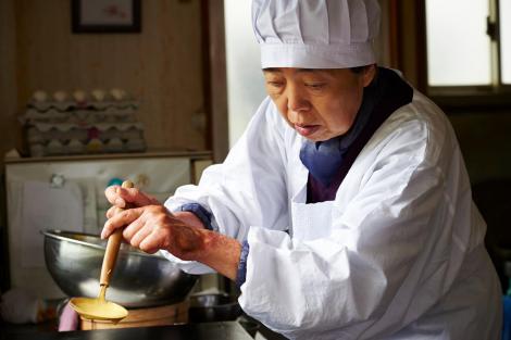 Tokue, interpretada por Kirin Kiki, prepara cuidadosamente unos dorayaki.