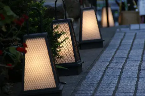 Kagurazaka : lanternes et rues pavées.