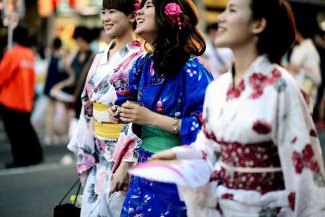 Jeunes Japonaises en yukata lors d'un festival traditionnel, matsuri