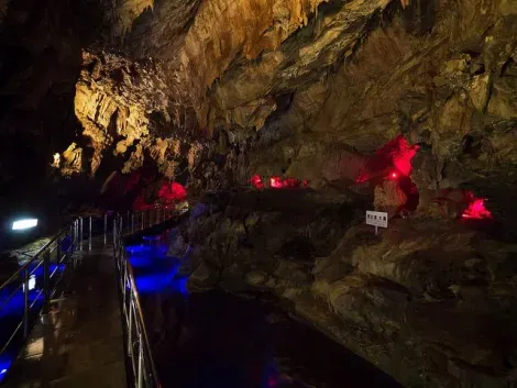 Rafraîchissez-vous dans les profondeurs des grottes Hida à Takayama
