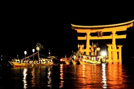 Les bateaux du festival Kangensai, naviguant devant le torii du sanctuaire Itsukushima, à Miyajima