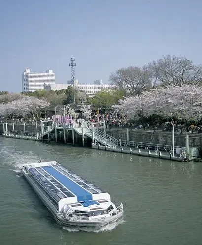 Les "bus sur l'eau" permettent de visiter Osaka depuis la rivière