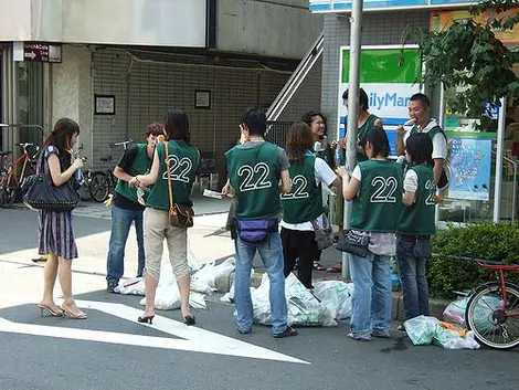 Des volontaires Japonais ramassent des ordures