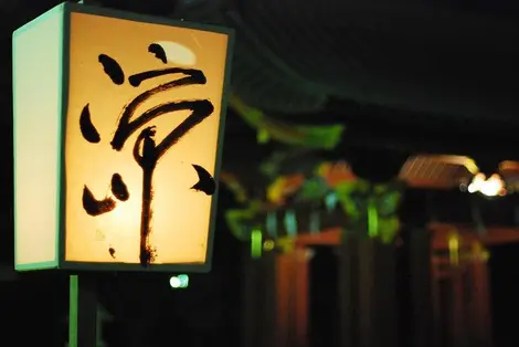 Bonbori en el santuario Hachimangu en Kamakura.