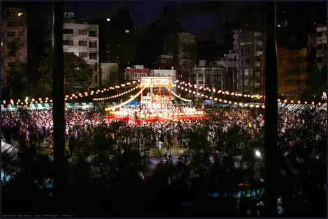 Las danzas Bon-odori atraen a mucha gente a Tokio durante el verano.