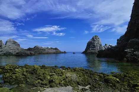 Une crique sur l'île de Shikine-jima, au sud de Tokyo