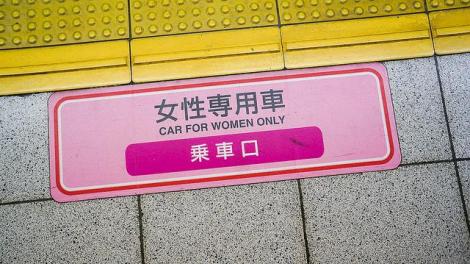 Au Japon, il existe des wagons réservés aux femmes durant les heures de pointe