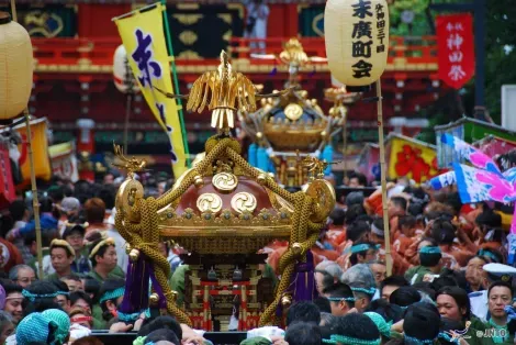 100 temples portatifs "mikoshi" sont transportés lors du festival Kanda à Tokyo