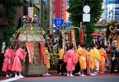 Plus de 300 porteurs participent au festival Kanda de Tokyo