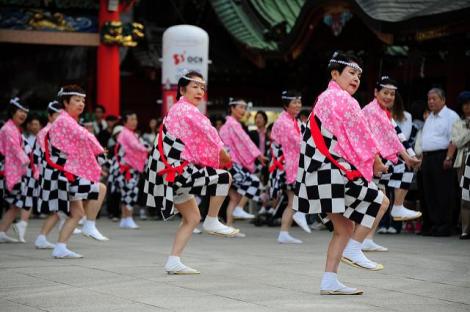 Bailarines en el festival de Kanda en Tokio