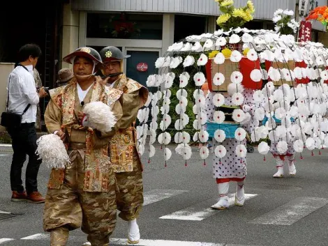 Le festival Mibu no hana taue donne lieu à un défilé 