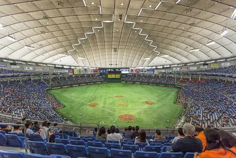 Match de baseball de la ligue professionnelle japonaise, au stade Tokyo Dome