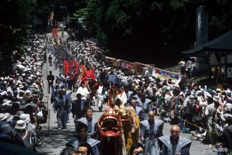 La procession se dirige vers le temple Tôshô-gû (Nikko)