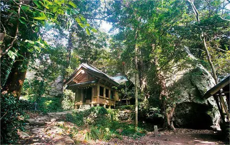 Le temple Okimitsu-ya sur l'île d'Okinoshima (préfecture de Fukuoka, Kyushu)