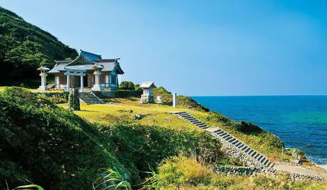 Le temple Okitsu-miya Yohaisho, situé sur l'île d'Oshima, est le lieu où les fidèles vont prier pour Okinoshima, l'accès était restreint. L'île d'Oshima est accessible en ferry depuis la ville de Munakata