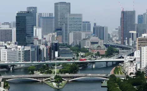 La skyline d'Osaka et le parc de Nakanoshima au premier plan