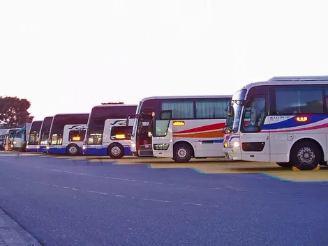 Aire d'autoroute remplie de bus de nuit pour se rendre à Tokyo