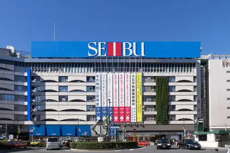 Soldes en façade du depa-chika Seibu