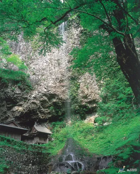 La cascade Dangyô, sur l'île Dôgo