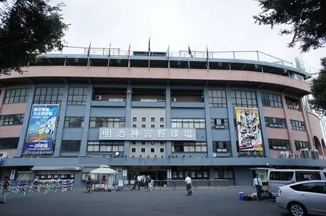 L'entrée du stade de baseball Meiji Jingu à Tokyo