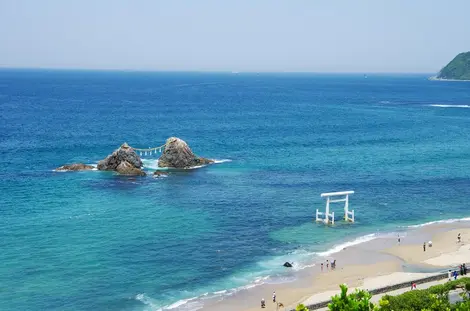 Les rochers mariés Meoto Iwa et le grand torii blanc de la plage d'Itoshima