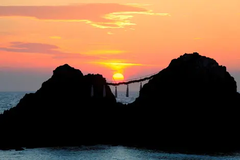 Les rochers mariés Meoto iwa au soleil couchant d'Itoshima