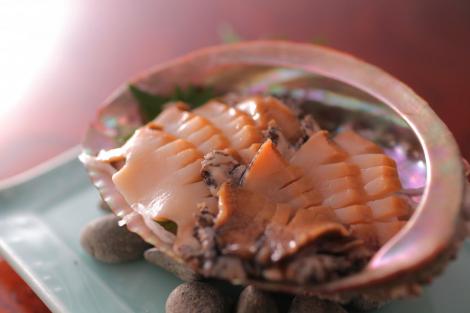 Sashimi d'ormeau, spécialité de la ville de Mihama, préfecture de Fukui