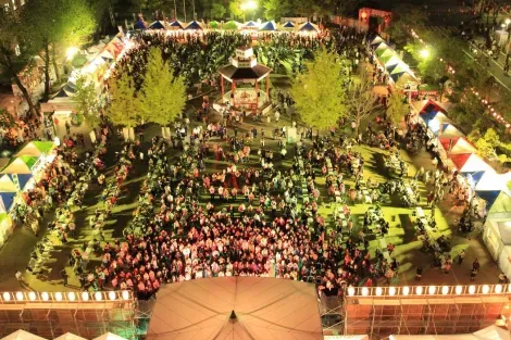 Vue aérienne du festival du saké qui a lieu à Saijo (Higashi-hiroshima)