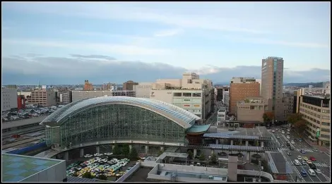 La gare de Kanazawa vue de l'extérieur