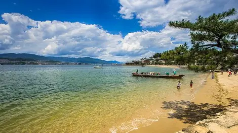 Dans la baie d'Hiroshima, près d'Itsukushima