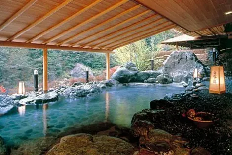 Les bains du Nishiyama onsen keiukan