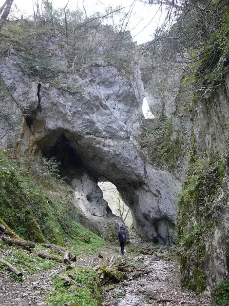 Pont naturel creusé dans la roche, vallée de Taishaku