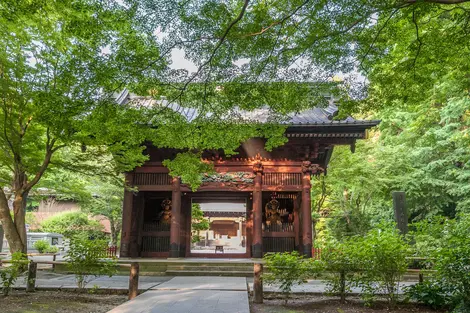 Niten-mon, la porte d'entrée du temple Myohon-ji à Kamakura