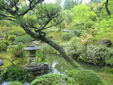 Lampe de pierre dans le jardin Yoshiki-en