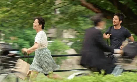 Michiko et Akihiro, les deux personnages principaux de "Lumières d'été" de Jean-Gabriel Périot.