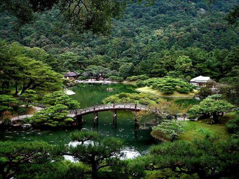 Le bassin sud du Ritsurin-kōen, un jardin historique dans la ville de Takamatsu