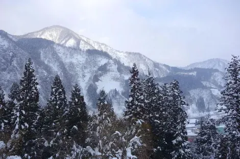La vue des montagnes depuis la chambre Kasumi du Takahan Ryokan, à Echigo-Yuzawa
