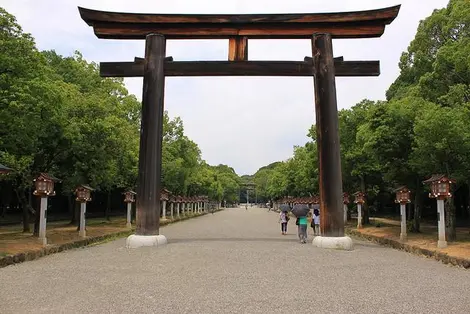 L'un des deux torii, à l'entrée du sanctuaire