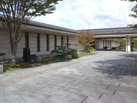 Man'yō-_Museum_Entrance