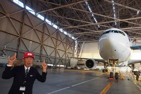 avion-hangar-jal