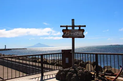 Le Cap Noshappu et le "Fuji" de l'île de Rishiri en fond