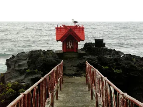 Petit temple sur l'île de Rishiri à Hokkaido