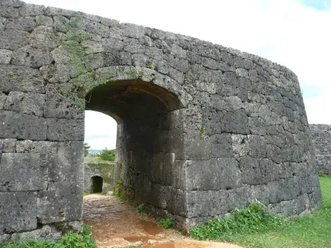 Arche des ruines de Zakimi