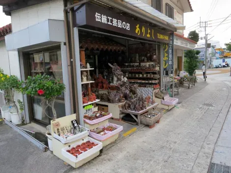 La rue Tsuboya - Magasin de poterie